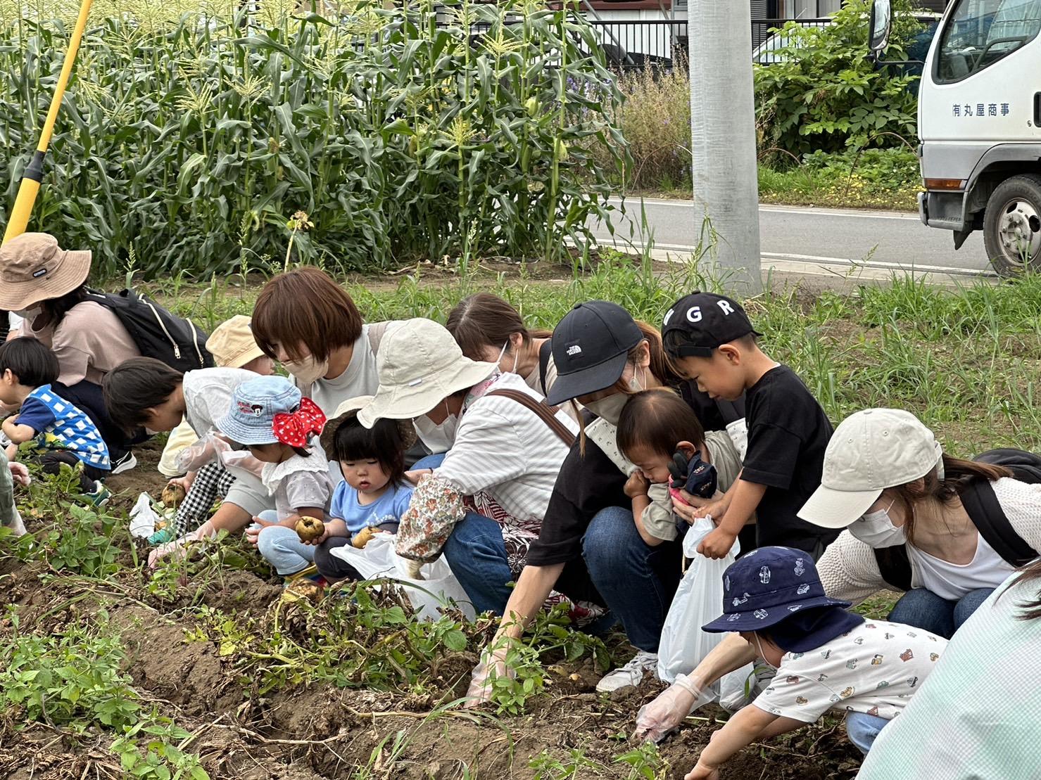 安心できる園庭や、はらっぱ広場、ホールでたくさん遊びましょう