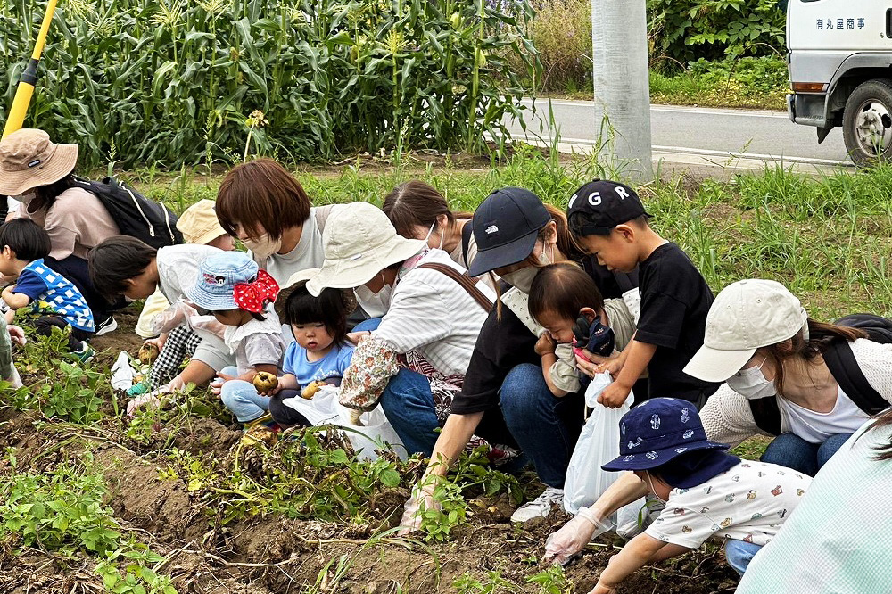安心できる園庭や、はらっぱ広場、ホールでたくさん遊びましょう